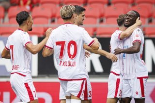 Lukembila (à droite) semble avoir trouvé ses marques en compagnie des anciens et des nouveaux joueurs du FC Sion